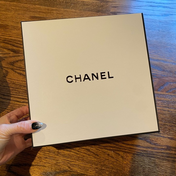 Authentic CHANEL BOX - Picture 4 of 9